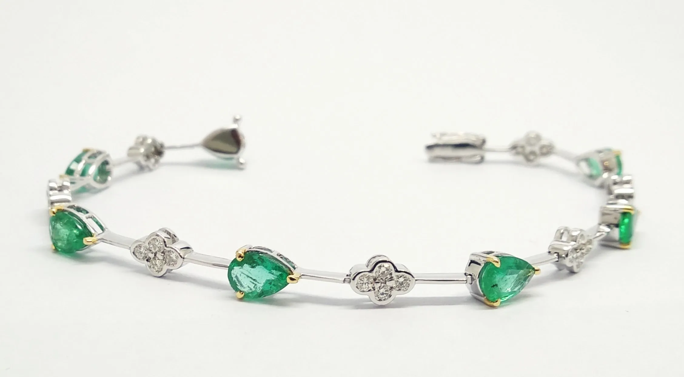 Alternating Size Emerald and Diamond Bracelet in 14k White Gold AD.NO-2023