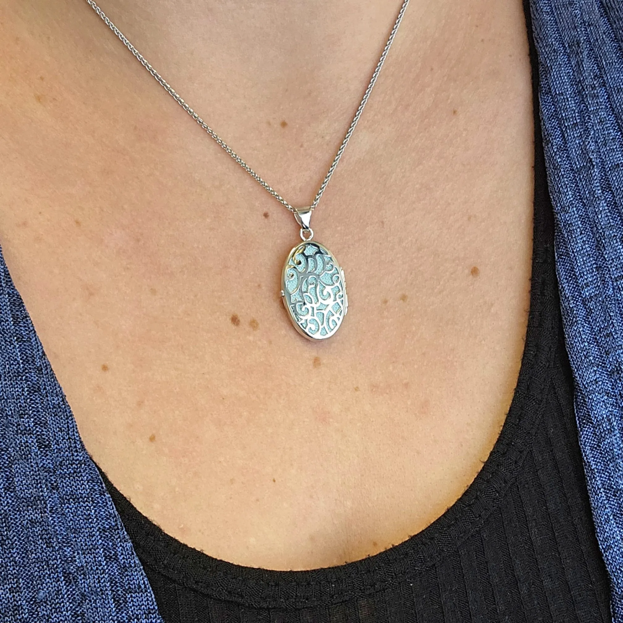 SILVER OVAL FILIGREE BLUE LOCKET NECKLACE